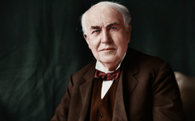  1.Thomas Edison: Ông là nhà phát minh thiên tài với hơn 1000 bằng sáng chế. Tuy nhiên, những ai muốn trở thành cộng sự của ông trước tiên phải vượt qua một bài kiểm ra kỳ lạ. Đó là ông sẽ cho những người đó ăn súp, nhưng trước khi ăn ông sẽ quan sát xem ai là người cho thêm muối vào trước khi nếm thử. Ông sẽ loại người đó vì cho rằng những người này mới bắt đầu đã đưa ra quá nhiều giả thuyết và thiên tài này nghĩ rằng tính cách này không cần thiết cho công việc nghiên cứu.