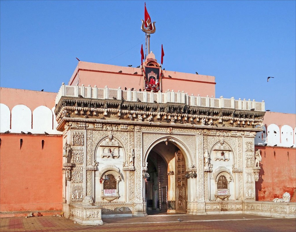 Cách thành phố Bikaner (Ấn Độ) khoảng 30 km, đền Karni Mata là nơi sinh sống của khoảng 25.000 con chuột đen. Do đó, người dân còn gọi nơi đây là  ngôi đền Chuột. Ảnh: Shutterstock.