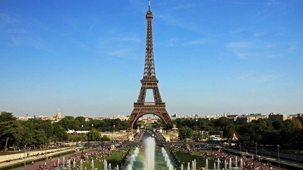  Tháp Eiffel Paris - Pháp: Tháp Eiffel là biểu tượng của Paris và sự lãng mạn. Tuy nhiên, không nhiều người biết rằng khi tháp Eiffel được xây dựng vào năm 1889, người dân địa phương không hề yêu thích nó. Thậm chí, nhiều nghệ sĩ Pháp còn gièm pha, gọi là Tháp Eiffel quái dị.