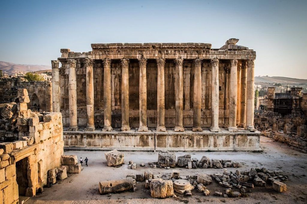 Trên một bục đá rộng hơn 7 m, đền Jupiter ở Baalbek, Lebanon, được biết đến là khu bảo tồn La Mã cổ đại lớn nhất. Cho tới nay, người thiết kế ngôi đền cũng như thời điểm chính xác xây dựng công trình này vẫn còn là ẩn số.  Ngôi đền có thể bắt đầu xây dựng vào khoảng năm 16 trước Công nguyên và gần hoàn thành vào khoảng năm 60 sau Công nguyên. Ảnh: Brewminate.