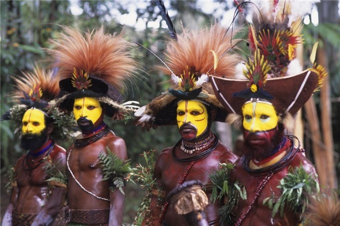 Bộ tộc Huli Wigmen, Papua New Guinea: Chiếc mũ kì lạ của  bộ tộc này được làm từ tóc của chính họ. Bộ tộc có 40.000 người sống cô lập, những người đàn ông thường nhặt bờm tóc giả để đội hoặc đem đi bán cho người khác. Họ sơn vàng mặt, cầm một chiếc rìu, đeo tạp dề lá cây và đội bím tóc lủng lẳng để đe dọa bộ tộckhác.Theo truyền thống, họ thường nhảy bắt chước những con chim thiên đường trên đảo.