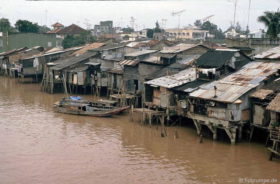 Một phố bờ sông ở Mỹ Tho (Tiền Giang) năm 1991 mà nhiếp ảnh gia Hans-peter Grumpe ghi lại trong loạt ảnh về cuộc sống sông nước  miền Tây.