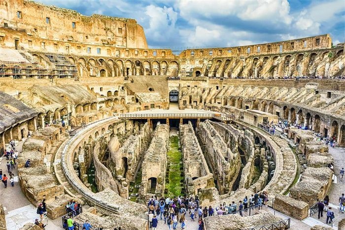 Rome, Italy - văn hóa lâu đời: Theo danh sách của tạp chí du lịch Lonely Planet, thành phố Rome như một bức tranh vạn hoa lấp lánh với sự tinh tế về nghệ thuật, kỳ quan kiến trúc mang đậm tính lịch sử. Thủ đô của Italy luôn thu hút mọi du khách đến khám phá từ các biểu tượng cổ xưa như Đấu trường La Mã Colosseum, Vương cung Thánh đường St. Peter... Mỗi năm có khoảng 14 triệu khách du lịch ghé thăm trung tâm văn hóa này. Ảnh: Shutterstock.  