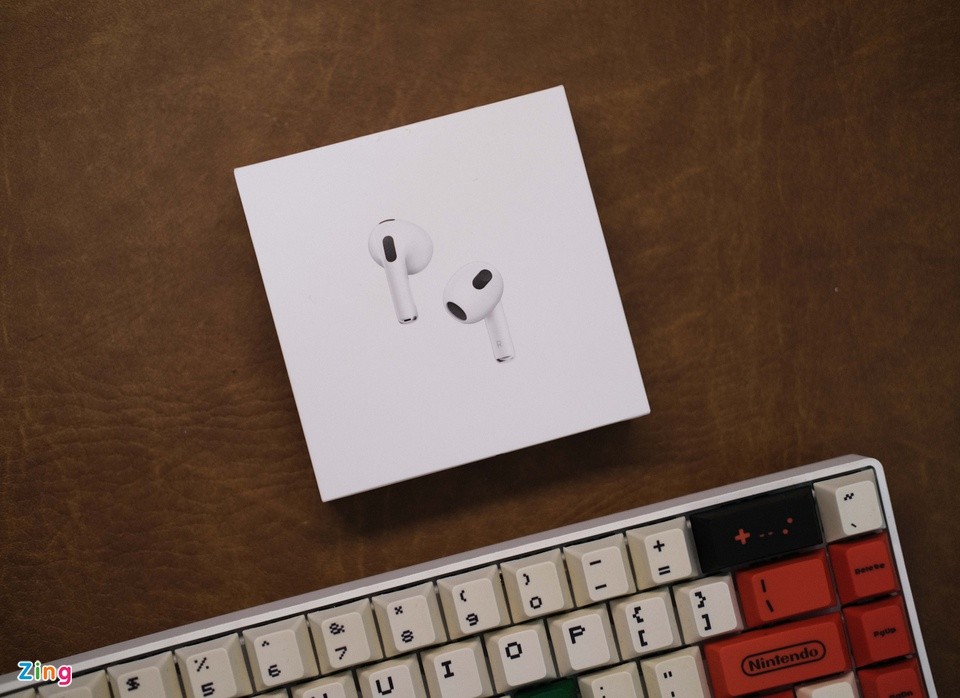  AirPods 3 được đóng hộp giống như các sản phẩm Apple khác với hình ảnh thiết bị ở phía trước. Bên trong hộp ngoài sách hướng dẫn sử dụng, nhà sản xuất còn tặng kèm một sợi cáp sạc chuẩn C to Lightning.