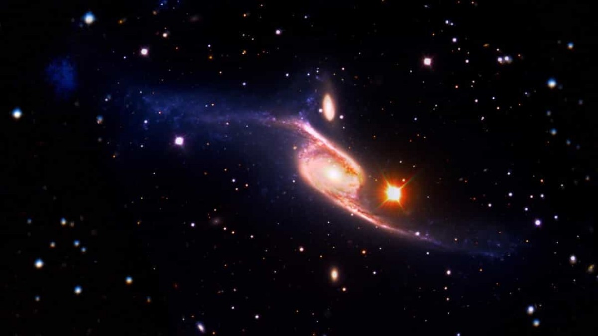 NGC 6872 là một  thiên hà xoắn khổng lồ, còn được gọi là thiên hà Condor. Thiên hà này nằm cách Trái Đất 21 triệu năm ánh sáng và được nhà thiên văn học người Anh John Herschel phát hiện ra năm 1835.