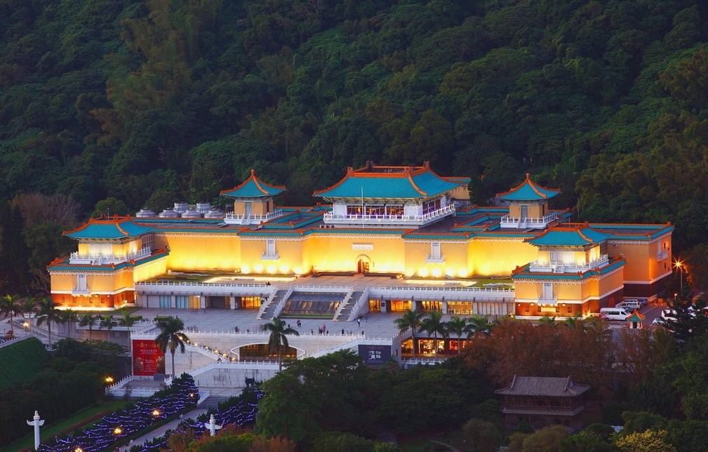 Bảo tàng National Palace nằm dưới chân một ngọn núi ở quận Sỹ Lâm, Đài Bắc, Đài Loan (Trung Quốc). Đây là nơi trưng bày của hơn 697.000 hiện vật, một trong những bảo tàng lớn nhất trên thế giới về hoàng gia và nghệ thuật. Ảnh: Taiwan.net.