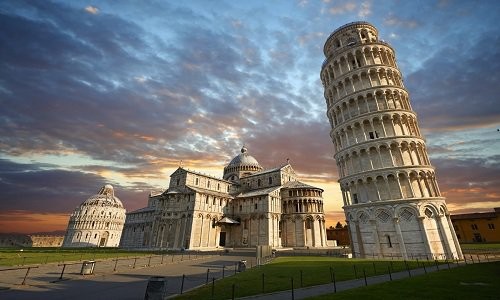  Tháp Pisa là một trong những công trình biểu tượng của đất nước Italy. Được xây dựng từ năm 1173, trải quan gần 1.000 năm tuổi, tháp Pisa thu hút thế giới bởi luôn trong trạng thái bị nghiêng. Do bị nghiêng, tòa tháp này còn được gọi là tháp nghiêng Pisa.