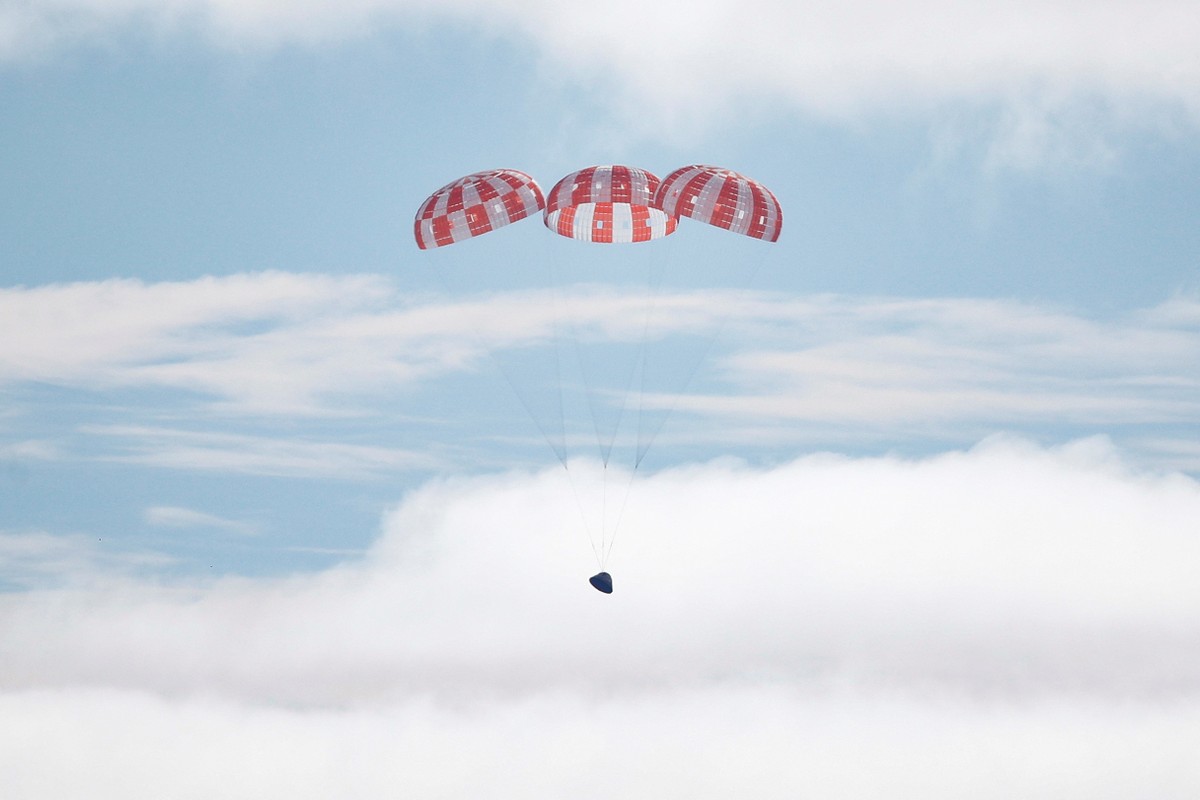  Tàu thám hiểm Orion của NASA đã quay trở lại Trái Đất sau sứ mệnh kéo dài 25,5 ngày quay quanh Mặt Trăng vào ngày 11/12. Con tàu lao xuống bầu khí quyển ở tốc độ Mach 32 - gấp 32 lần tốc độ âm thanh - và chịu nhiệt độ 5.000 độ F (tương đương 2.760 độ C) trước khi lao xuống phía tây bang Baja California, gần đảo Guadalupe, Mexico.