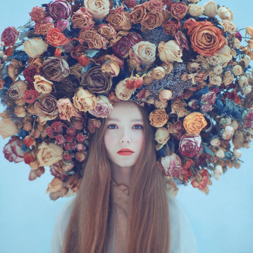 Oleg Oprisco, một nhiếp ảnh gia trẻ tài năng đến từ Lviv (Ukraine), nổi tiếng bởi những bức ảnh siêu thực tuyệt đẹp với hình tượng là một cô gái như đang lạc vào thế giới cổ tích mộng mơ.