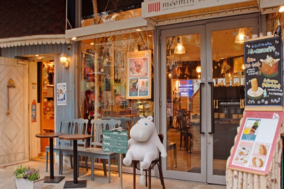 Với hình ảnh một chú hà mã ngồi trước cửa, trong năm qua, q uán cafe Moomins House ở Nhật Bản đã thu hút hàng trăm nghìn lượt bạn trẻ đến thư giãn, tìm cảm giác lạ.