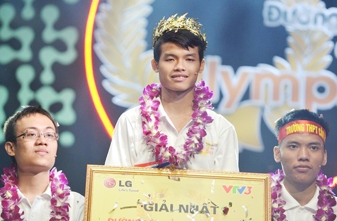 Chung kết Đường lên đỉnh Olympia 2014 vừa qua làm dấy lên nhiều tranh cãi về đáp án câu hỏi 20 điểm trong phần thi Về đích của thí sinh Hoàng Bách. Trước câu hỏi, “Vì sao dung dịch nước muối có tính sát trùng?”, Hoàng Bách trả lời: “Vì dung dịch nước muối tạo môi trường ưu trương nên khi vi khuẩn ở trong dung dịch nước muối sẽ bị mất nước mà chết”. Khi MC Tùng Chi đề nghị ban cố vấn của chương trình có ý kiến về câu trả lời thì PGS-TS Vũ Quốc Trung thông báo: "Chưa chấp nhận được".