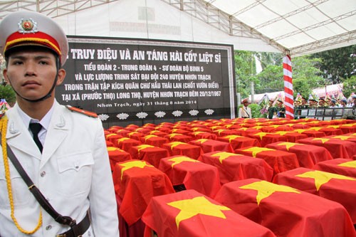 Sáng nay, tại nghĩa trang liệt sĩ huyện Nhơn Trạch (tỉnh Đồng Nai), Huyện ủy, HĐND, Ủy ban MTTQ Việt Nam huyện Nhơn Trạch đã tổ chức Lễ truy điệu và an táng hài cốt liệt sĩ Tiểu đoàn 2, Trung đoàn 4, Sư đoàn Bộ binh 5 và lực lượng trinh sát đại đội 240 huyện Nhơn Trạch hy sinh trong trận tập kích chốt Vườn Điều. Ảnh: Hài cốt của các liệt sĩ được đưa tới Đền thờ liệt sĩ.