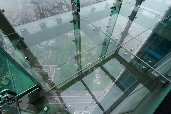 Sky Walk đặt trên tầng thứ 65, tầng cao nhất của Trung tâm Lotte Hà Nội với 4 mặt là kính chịu lực. Khách có thể di chuyển trên bề mặt kính trong suốt ở độ cao 267m so với mặt đất.