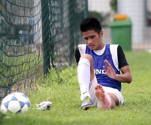 Chỉ 3 ngày trước khi AFF Suzuki Cup 2014 chính thức khởi tranh, tân binh của đội tuyển Việt Nam là trung vệ Đinh Tiến Thành đột ngột nhận tin buồn từ gia đình. Ông nội của chàng cầu thủ quê gốc Hải Phòng đã ra đi hôm 19/11 để lại nhiều nỗi tiếc thương cho chàng cầu thủ và toàn thể gia quyến. Ảnh: VFF/Bongdaplus/Thethao247.