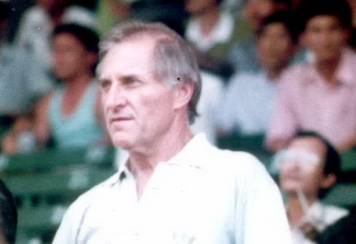  HLV Karl - Heinz Weigang từng có  phát ngôn gây sốc vào năm 1996: "Các anh bán độ trận này bao nhiêu?". Ở Tiger Cup năm đó, sau trận ĐTVN hòa Lào 1-1 rất khó hiểu, nhìn vào cách chơi có vấn đề của 4 cầu thủ họ Nguyễn, ông Weigang đã nổi nóng, chỉ tay vào ví và nói "Các anh bán trận này bao nhiêu", sau đó đòi đuổi 4 cầu thủ này về nước. 