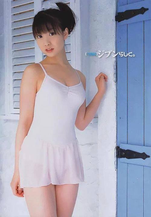 Yui Koike, sinh năm 1991, đang là một trong số những  người mẫu nội y trẻ tuổi được giới mày râu yêu thích nhất tại Nhật Bản. Yui còn được nhiều trang mạng nước ngoài nhắc đến như một "thiếu nữ có khuôn mặt trẻ thơ".