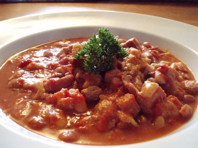 Cassoulet là món ăn có nguồn gốc ở tây nam nước Pháp, là  món ăn Pháp ngon nổi tiếng. Cassoulet được chế biến từ thịt lợn, xúc xích, ngỗng, vịt và đôi khi là thịt cừu thái nhỏ, hầm trong nhiều giờ. Cassoulet thường được lựa chọn để dùng chung với bánh mì.