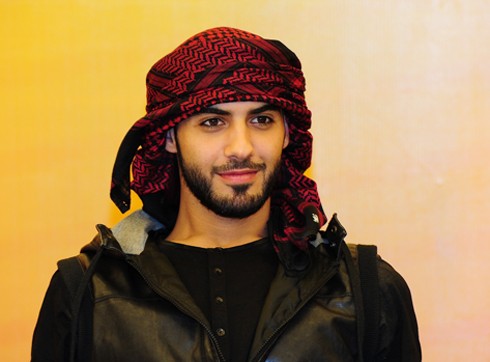 Omar Borkan Al Gala, sinh năm 1990, người đến từ các Tiểu Vương quốc Ả Rập thống nhất là gương mặt không còn xa lạ với cư dân mạng trên toàn thế giới. Ở Việt Nam Omar được biết đến với cái tên “ trai đẹp bị trục xuất” cùng tin đồn bị trục xuất khỏi đất nước chỉ vì… quá đẹp trai. Thông tin về anh chàng này từng khiến dân mạng xôn xao suốt một thời gian dài.