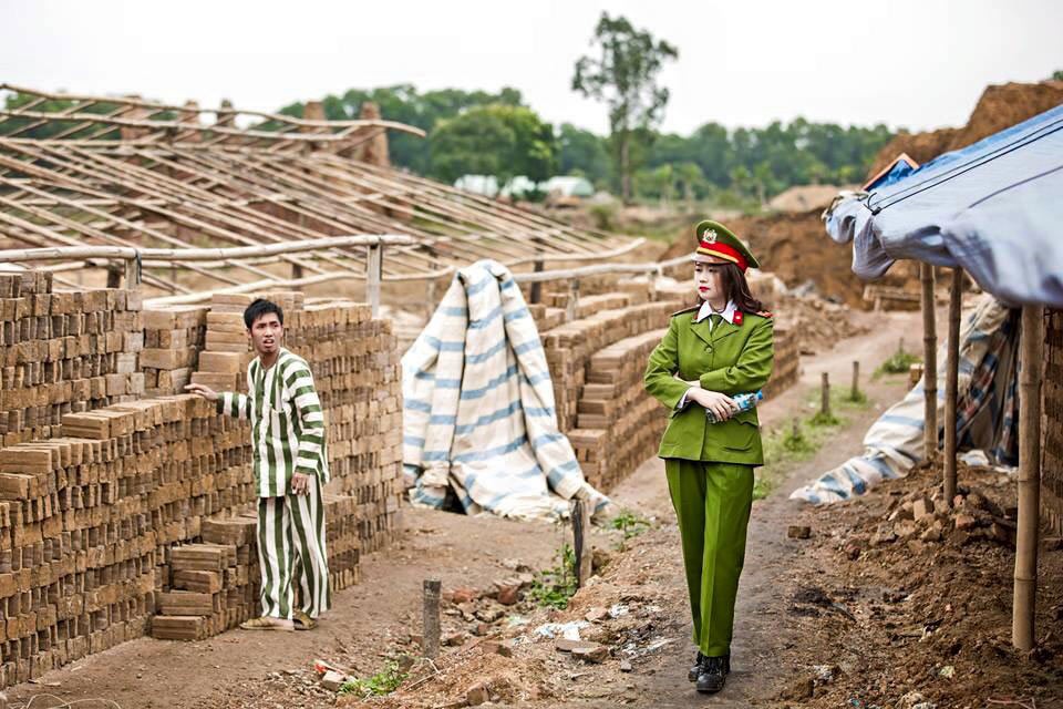 Mới đây, bộ ảnh cưới " quản giáo và tù nhân" với ý tưởng không đụng hàng đã trở thành tâm điểm chú ý trên các diễn đàn về nhiếp ảnh, các trang mạng trẻ lớn, nhỏ. Ý tưởng, phong cách của bộ ảnh cưới trở thành đề tài tranh cãi không ngừng của dân mạng Việt, người khen, kẻ chê bộ ảnh và danh tính của cô dâu, chú rể, chủ nhân bộ ảnh cũng được quan tâm.