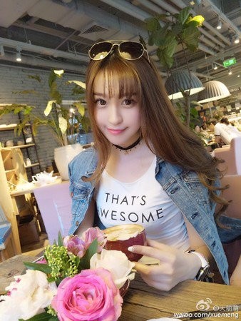 Đại Tuyết Minh là một hot girl mới nổi trên cộng đồng mạng Trung Quốc. Cô nàng nổi tiếng sau câu chuyện một chàng trai trẻ đi xem mặt bạn gái quen trên mạng và phát hiện nhan sắc thật của cô còn vượt trội hơn cả những bức ảnh đăng trên mạng. Sau câu chuyện này Tuyết Minh được nhiều bạn trẻ, cư dân mạng săn đón, mọi hoạt động của cô đều trở thành thông tin đắt giá đối với các fan hâm mộ. Ảnh trong bài: Weibo.