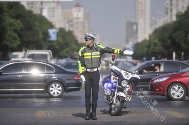 Có lẽ đối với các cô gái đang độc thân thì tiêu chuẩn chọn bạn đời chẳng thể nào hoàn hảo hơn hình mẫu lý tưởng của những anh chàng cảnh sát. Xét về độ nam tính, dũng cảm sẵn sàng che chở bảo vệ bạn gái thì các chàng này có thừa và hơn cả thế nữa, càng ngày càng xuất hiện nhiều chàng cảnh sát hút mắt đến khó cưỡng.