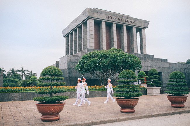 Không cần phải thắc mắc, "lăn tăn" quá nhiều về chuyện sẽ đi đâu, chơi gì trong ngày 2/9, với những bạn trẻ đang sinh sống ở Hà Nội, dậy sớm và lang thang trên những nẻo đường quen thuộc của Thủ đô cũng đã đủ đem lại nhiều trải nghiệm thú vị. Vì là ngày nghỉ nên nếu có thể, hãy thử bớt chút thời gian buổi sáng, ghé đến những địa điểm gần gũi trong thành phố để thấy được cảm giác bình yên và tận hưởng một bầu không khí tuyệt vời.