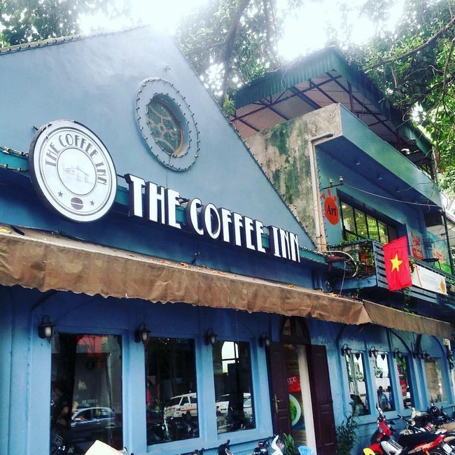 Với những tín đồ mê cafe, đặc biệt là dòng cafe kem Ý ở Hà Nội chắc chắn không thể không biết đến cái tên "The Coffee Inn" nức tiếng một thời. Ra đời trong khoảng đầu năm 2013, có vài ba chi nhánh ở khắp Hà Nội, Coffee Inn nằm trên phố Phan Chu Trinh đã trở thành  quán cafe check-in huyền thoại và quá quen thuộc với giới trẻ trong suốt một thời gian dài. Thông tin quán cafe này vừa chính thức đóng cửa vì thế đã khiến biết bao bạn trẻ tiếc nuối.