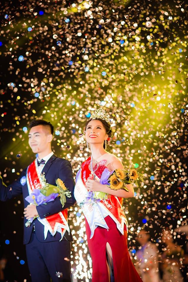 Sau đêm chung kết cuộc thi "Miss and Mr VNU 2016" - "Học sinh, sinh viên  Đại học Quốc gia thanh lịch 2016" (30/11), Bá Thị Thu Huệ, 19 tuổi, sinh viên khoa Ngôn ngữ và Văn hóa Nhật Bản, Đại học Ngoại ngữ, Đại học Quốc gia Hà Nội đã trở thành tân Hoa khôi của trường. Nhan sắc nổi bật, phong thái tự tin, tài năng đa dạng và sự thông minh thể hiện qua phần trả lời ứng xử đã giúp Thu Huệ chinh phục được các giám khảo cũng như các giảng viên, sinh viên đến tham dự đêm chung kết cuộc thi tìm kiếm tài sắc sinh viên Đại học Quốc gia Hà Nội. Ảnh: Đoàn Huấn.