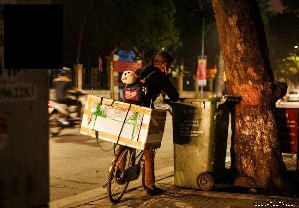 Trong  ngày Giáng sinh năm nay, cộng đồng mạng Việt đã vô cùng sửng sốt, thất vọng khi biết được sự thật về câu chuyện ông bố nhặt rác, một mình nuôi 3 đứa con từng lấy đi không ít nước mắt của dân tình trước đó vài ngày. Xuất phát từ những bức ảnh lan truyền trên mạng xã hội, ban đầu câu chuyện về ông bố phải một mình nuôi 3 đứa con do vợ nhẫn tâm bỏ đi được phủ đầy những dòng cảm xúc thể hiện sự thương cảm của mọi người trước một số phận kém may mắn, cần được giúp đỡ.