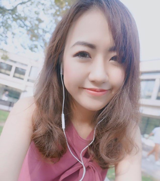 Hot girl Vũ Quỳnh Anh là một teen khá nổi tiếng trên mạng xã hội facebook và instagram, có biệt danh là Phoanh Charmmie. Sở hữu nụ cười tỏa nắng, khuôn mặt bầu bĩnh và làn da trắng khiến cho Quỳnh Anh có cả hàng trăm nghìn người theo dõi cả trên hai mạng xã hội nói trên.