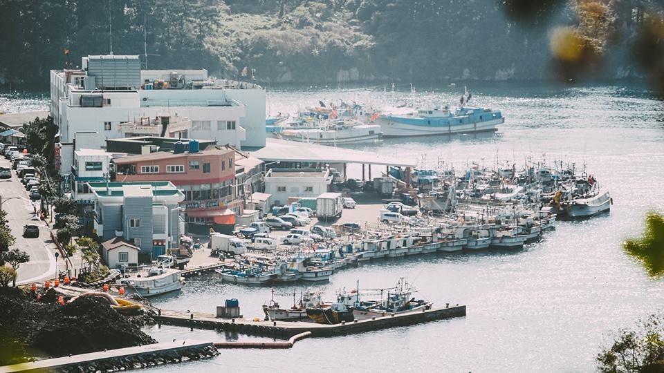  Đảo Jeju là đảo lớn nhất Hàn Quốc (rộng 73 km, dài 41 km). Jeju là điểm đến lý tưởng cho tuần trăng mật của các đôi tân hôn, cũng là nơi nghỉ ngơi được nhiều du khách nước ngoài ưu thích.