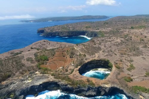 Khi đặt chân lên đảo Nusa Penida, du khách có thể bắt đầu hành trình tới " bãi biển tan vỡ" Broken Beach/Pasih Uwug tại ngôi làng Bunga Mekar. Tại đây, bạn có cơ hội chiêm ngưỡng phong cảnh đẹp mê hồn như trên một hành tinh khác.