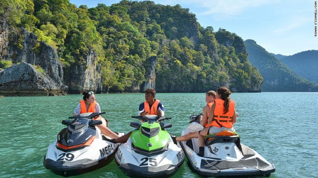 Tour du lịch bằng mô tô nước Langkawi giúp du khách có thể khám phá nhiều cảnh đẹp  thiên đường biển ở Malaysia cũng như cảm thấy tự do và thoải mái. “Tôi luôn thấy vui và thoải mái khi ở trên biển”, hướng dẫn viên Shahrul Rizwan nói. “Tôi cảm thấy có thể làm mọi thứ mà mình muốn”.