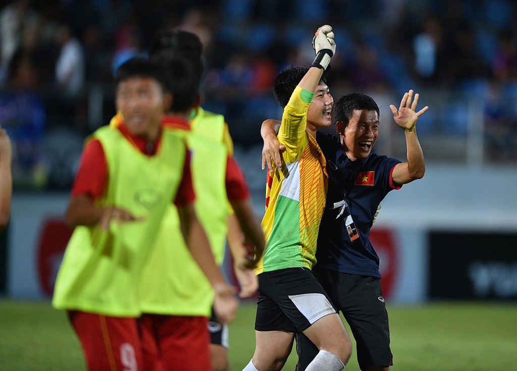 Hòa 0-0 ở 90 phút thi đấu chính thức,  U15 Việt Nam vô địch U15 Đông Nam Á sau khi thắng Thái Lan 4-2 trong loạt sút luân lưu. Thủ môn Duy Dũng cản phá được hai quả 11m của cầu thủ chủ nhà.