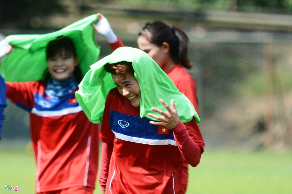 Sau trận thắng Philippines 3-0,  tuyển nữ Việt Nam có buổi tập chiều 19/8 để chuẩn bị cho trận đấu quan trọng với Myanmar sau đó một ngày. Nhiệt độ trên sân bóng của trường Đại học Malaysia lên đến 32 độ C. Trời rất nóng và oi nhưng các cầu thủ vui vẻ tập luyện.