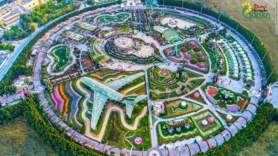 Vườn hoa  Dubai Miracle Gardens có hơn 4 km lối đi, bao quanh là những lùm hoa rực rỡ sắc màu.