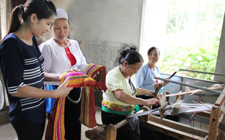 Chị Dương Thị Bin (thứ hai từ trái sang) đã tạo việc làm cho 500 lao động. Chị cũng là người đã đánh thức nghề dệt  thổ cẩm tưởng như đã thất truyền ở Yên Nghiệp.