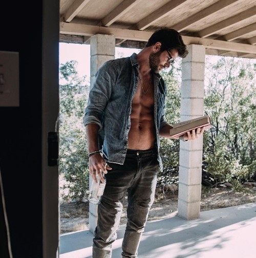 Nick Bateman là " trai đẹp yêu chó", một trong những người mẫu thể hình nổi tiếng nhất nhì trên mạng xã hội với 6,7 triệu người hâm mộ. Thú vị hơn nữa là ngoài luyện tập thể thao, khoe múi bụng hoàn hảo thì anh chàng còn có sở thích đặc biệt với...chó!