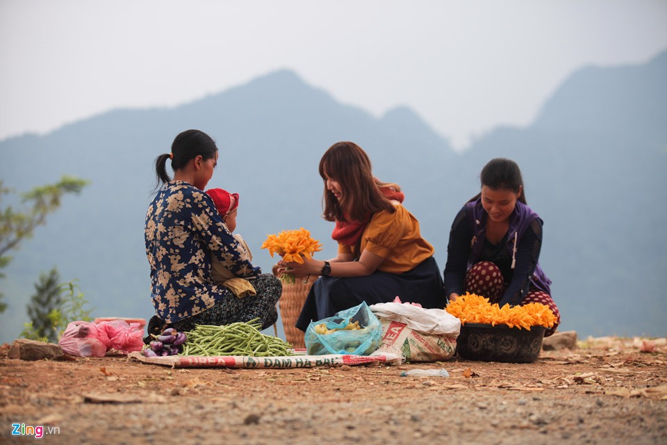 Từ Hà Giang, chúng tôi thuê xe máy để đến thị trấn Đồng Văn. Cung đường  Hà Giang - Quản Bạ - Yên Minh - Đồng Văn dài khoảng 140 km, chủ yếu là đường đèo uốn lượn quanh những vách núi cheo leo. Khung cảnh hùng vĩ, nên thơ nhưng cũng nguy hiểm nếu gặp thời tiết xấu.