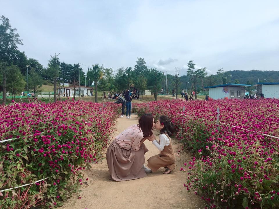 Bộ ảnh" Mẹ và con gái" của bà mẹ trẻ đơn thân Nguyễn Thị Minh Tâm hiện đang sinh sống tại Hàn Quốc chiếm cảm tình người xem bởi nét đẹp tinh khôi và dung dị.