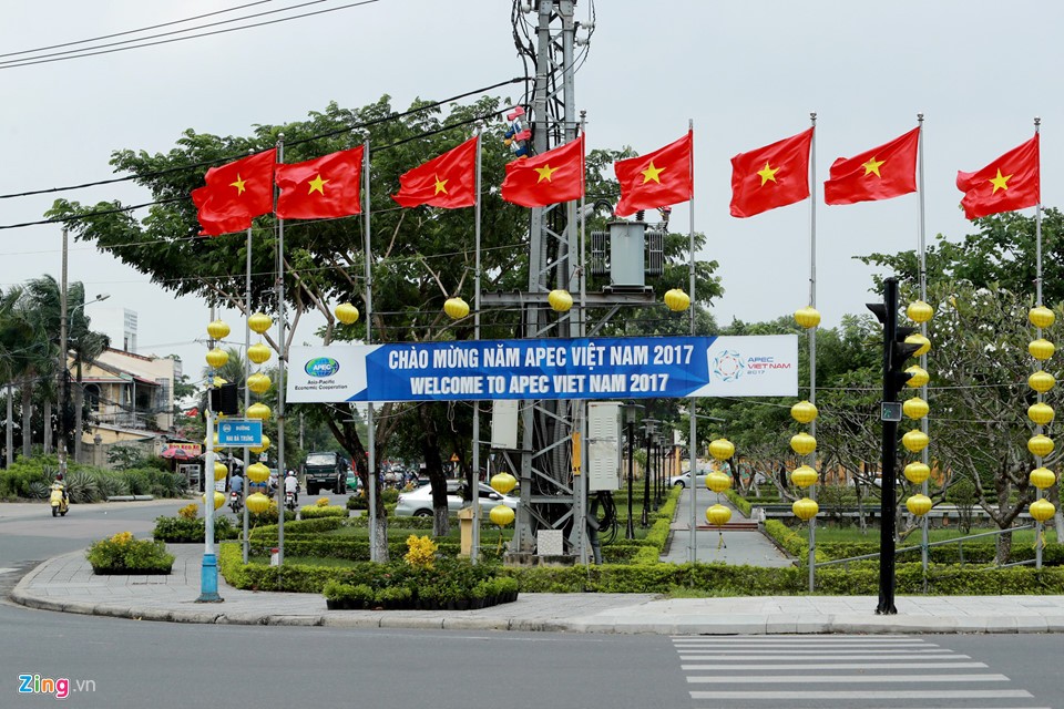 Những ngày này, Thành phố  Hội An (Quảng Nam) tập trung trang hoàng cờ Tổ quốc tươi thắm, treo panô, biểu ngữ chào mừng năm APEC Việt Nam 2017 trên nhiều tuyến đường ở khu vực trung tâm đô thị cổ.