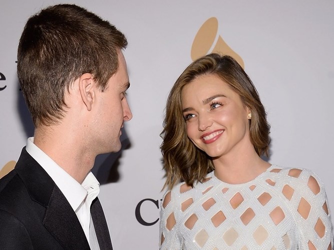 Đồng sáng lập kiêm  CEO Snapchat Evan Spiegel bắt đầu hẹn hò với Miranda Kerr vào mùa hè năm 2015, sau lần gặp đầu tiên tại buổi tiệc của Louis Vuitton một năm trước đó. Cả hai đều có gia thế khá giả. Spiegel là tỷ phú Mỹ với tổng tài sản 3,4 tỷ USD, còn Kerr là siêu mẫu Australia kiêm chủ hãng mỹ phẩm Kora Organics với tổng tài sản 45 triệu USD.