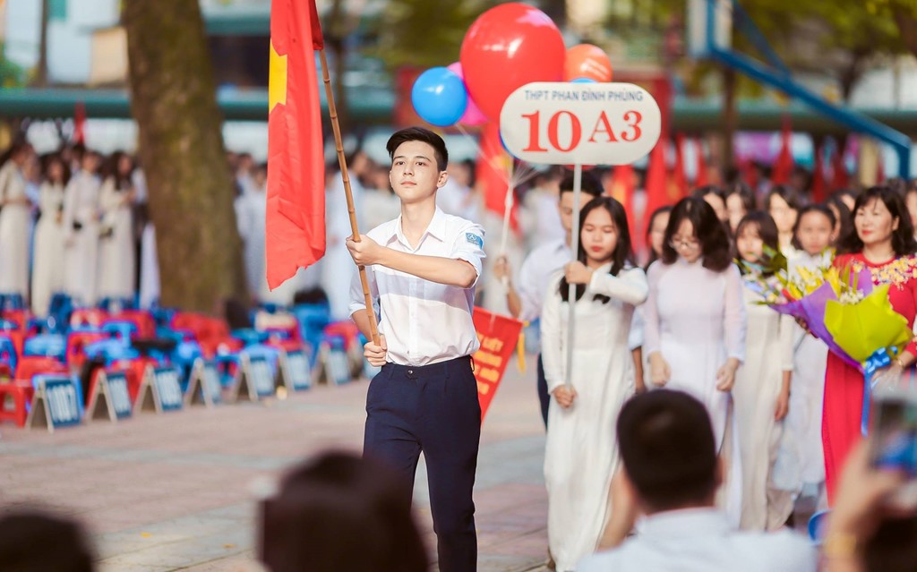 Sở hữu chiều cao ấn tượng 1,75 m, gương mặt điển trai có nét lai Tây và "góc nghiêng thần thánh", Phạm Hồng Đăng  bất ngờ nổi tiếng khi lọt vào ống kính của nhiếp ảnh gia trong lễ khai giảng trường THPT Phan Đình Phùng. Sau khi hình ảnh được đăng tải lên mạng xã hội, thông tin về nam sinh lớp 10 được dân mạng "săn lùng". Trước sự hâm mộ cuồng nhiệt, 10X đã khóa Facebook cá nhân một thời gian. Không ít tài khoản giả mạo nam sinh được lập ra khiến dân mạng bức xúc. Ảnh: Jan Duy Khánh.