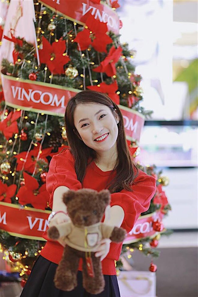 Cô nàng tài năng nói được 7 ngoại ngữ Khánh Vy chọn trang phục hợp tông đỏ Noel khi check-in tại Vincom Center Phạm Ngọc Thạch (Hà Nội). Nụ cười rạng rỡ của cô bạn khiến bức hình như bừng sáng.