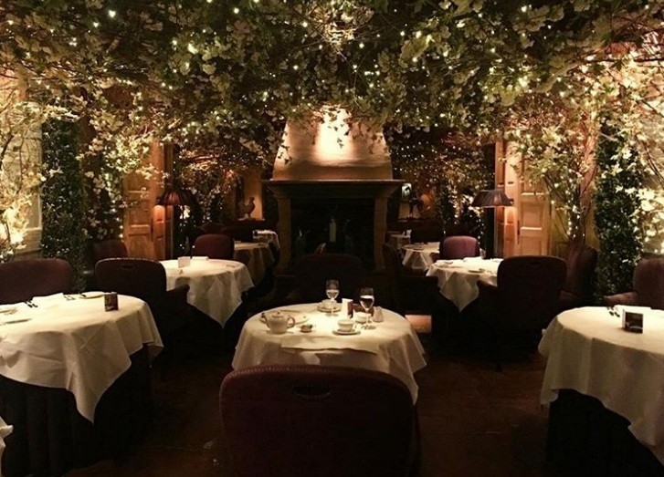  1. Clos Maggiore, London  Đây là một trong số những  nhà hàng lãng mạn nhất ở London, Clos Maggiore chắc chắn sẽ không làm thực khách thất vọng. Với khung cảnh giống hệt như đang lạc vào khu vườn hoa anh đào đang nở rộ, không khí ấm áp ngập tràn bên trong.