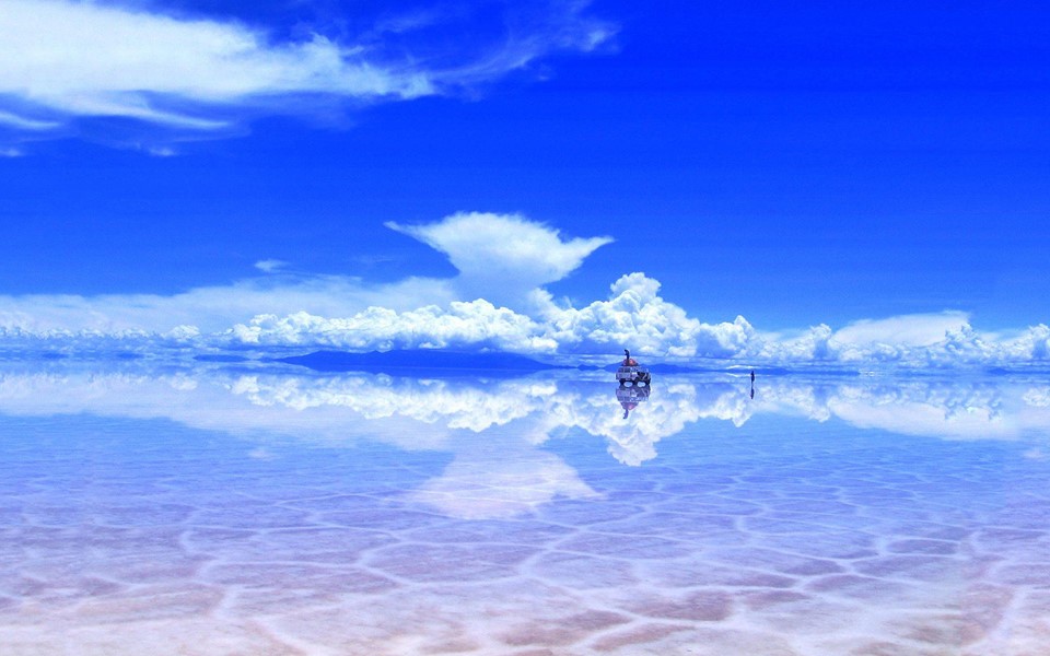  Salar de Uyuni, Daniel Campos, Bolivia: Salar de Uyuni ở Bolivia là cánh đồng muối lớn nhất thế giới với diện tích hơn 10.000 km2. Khung cảnh tuyệt đẹp của bầu trời khi phản chiếu trên mặt cánh đồng cùng các căn hộ được làm hoàn toàn bằng muối ở đây đã thu hút nhiều nhiếp ảnh gia từ khắp nơi trên thế giới ghé thăm và ghi lại những hình ảnh tuyệt đẹp. Ảnh: 15min.it.