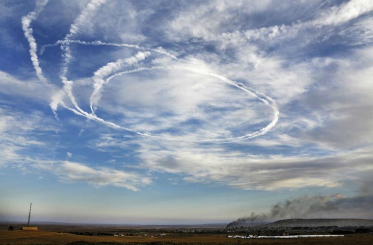 Khói bốc lên từ Kobani sau các cuộc không kích của Mỹ.