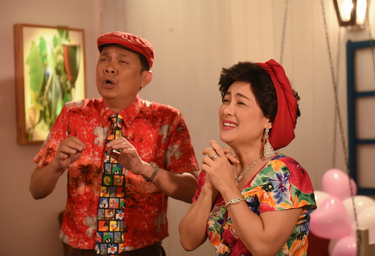 Trong phim hài sitcom "Chuyện gì đang xảy ra?", bà Sáu ( Thanh Thủy) và ông Bảy (Hữu Châu) là hàng xóm và dần nảy sinh tình cảm với nhau. Cả hai đang trong giai đoạn tán tỉnh.