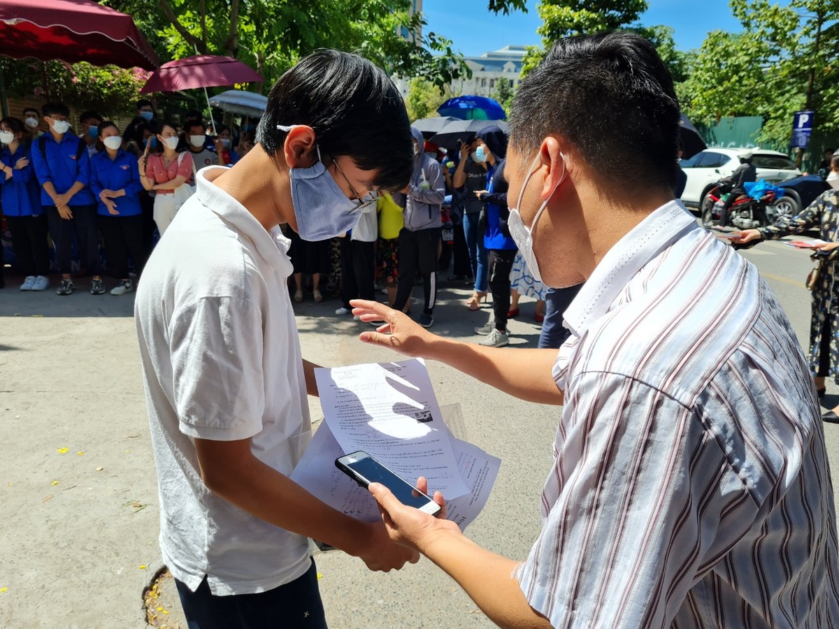 Sáng nay (19/6), các thí sinh thi vào lớp 10 của Hà Nội làm bài thi môn Toán. Đây là môn thi thứ 3 và cũng là môn cuối cùng của kỳ thi này đối với các thí sinh không thi chuyên.