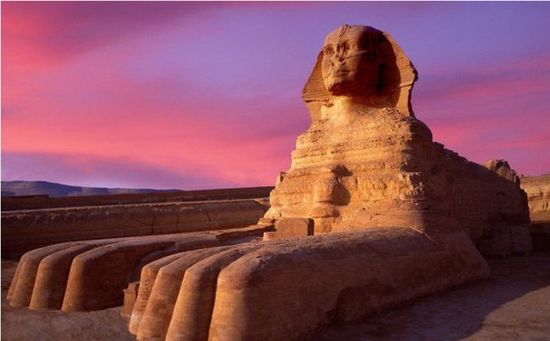 1.  Tượng nhân sư Great Sphinx được tạc với hình dáng đầu người, thân sư tử nằm trong tư thế phủ phục canh gác cho đền thờ vua Pharaoh Khafre trên cao nguyên Giza, bờ Tây sông Nile, Ai Cập. Từ tiếng Anh “Sphinx” bắt nguồn từ tiếng Hy Lạp cổ dựa trên truyền thuyết cho rằng nhân sư Hy Lạp đã bóp cổ bất kỳ ai không trả lời được câu đố của nó.